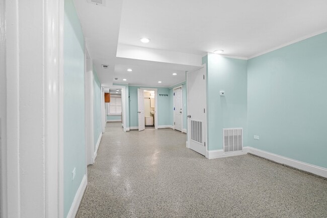 Building Photo - 2321 S Albany Ave
