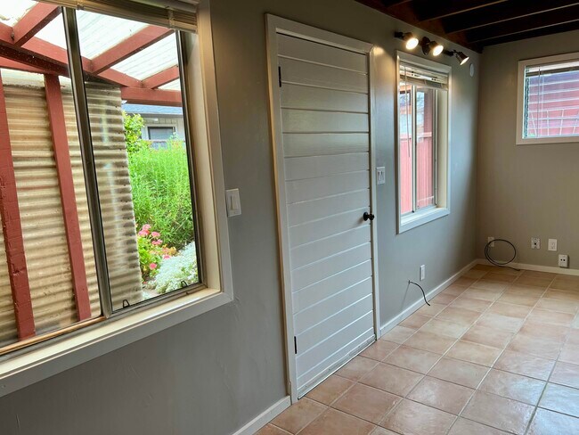 Building Photo - 211 13th Ave