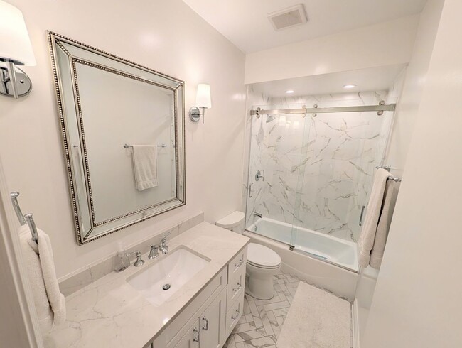 Building Photo - Stunning rehabbed 3-Bedroom Townhome in Fulton Market / West Loop