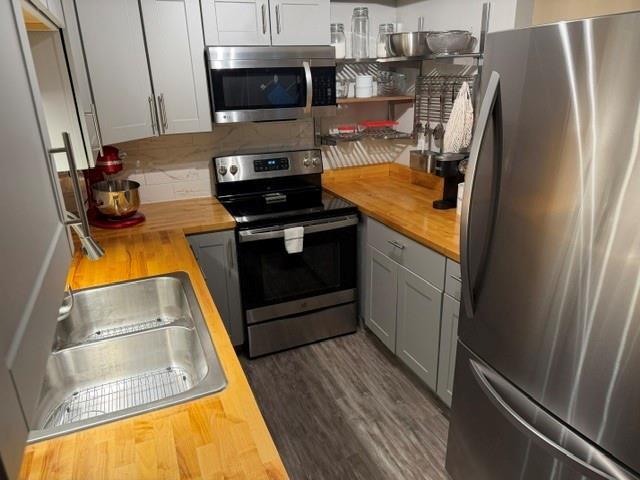 Building Photo - 601 Camelot Dr