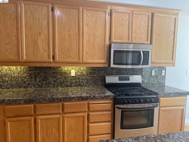 Building Photo - 3162 Golden Crest Common