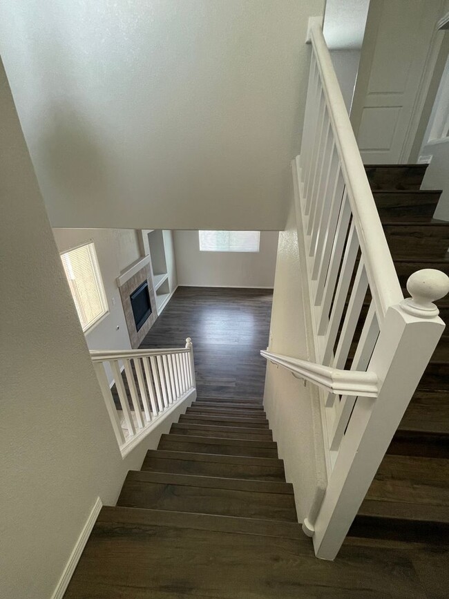 Building Photo - 2 bed 2.5 bath townhome located in a Gated...