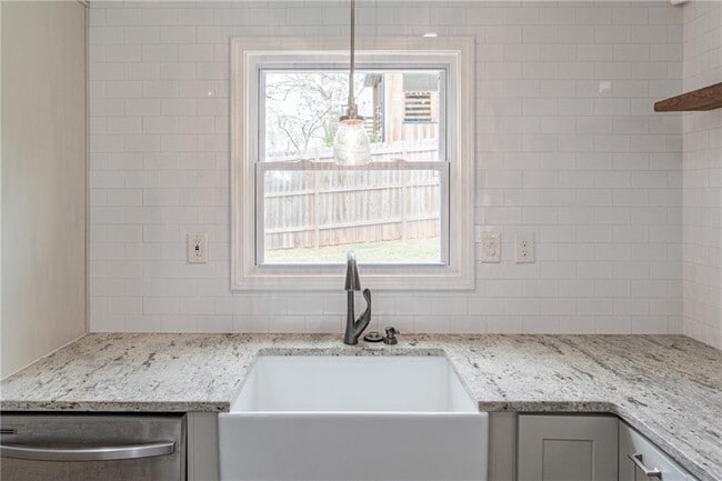 Building Photo - 1660 White Oak Way