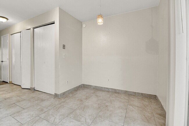 Building Photo - $1,775 - 2 Bed, 2.5 Bath End Unit in Auror...
