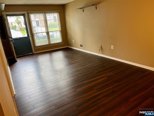 Building Photo - 775 Sassafras Ct