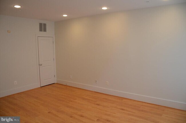 Building Photo - 708 N Henry St