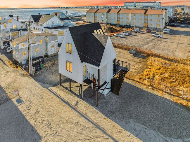 Building Photo - 10 Anchor St