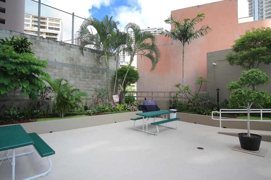 Building Photo - 1920 Ala Moana Blvd