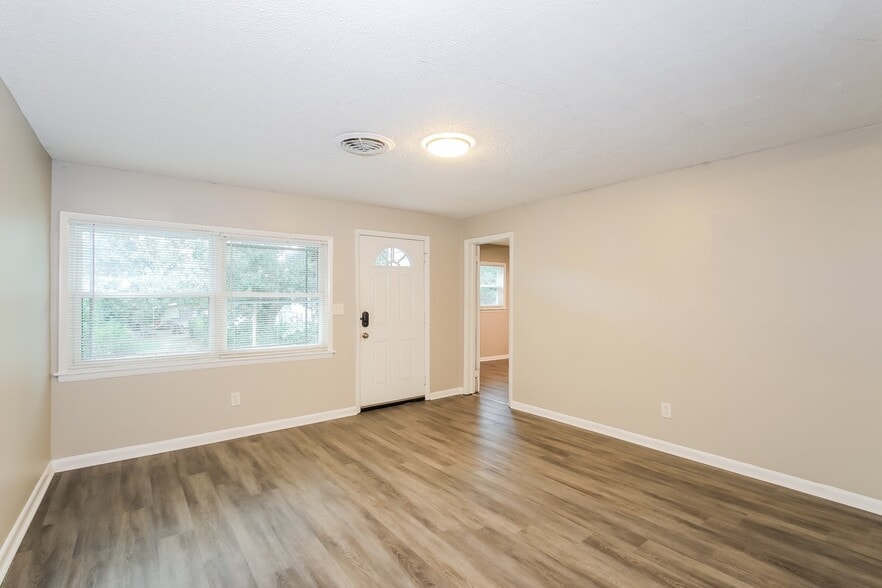 Building Photo - 743 Katherine St