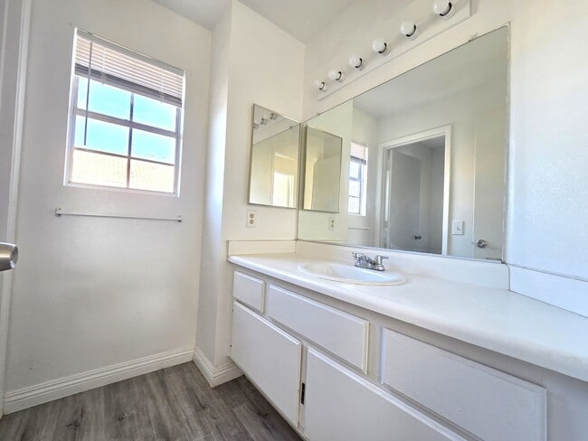 Building Photo - 4 Bd Room 2 Story House with Covered Patio