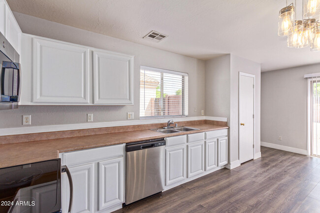 Building Photo - 1009 S 239th Dr