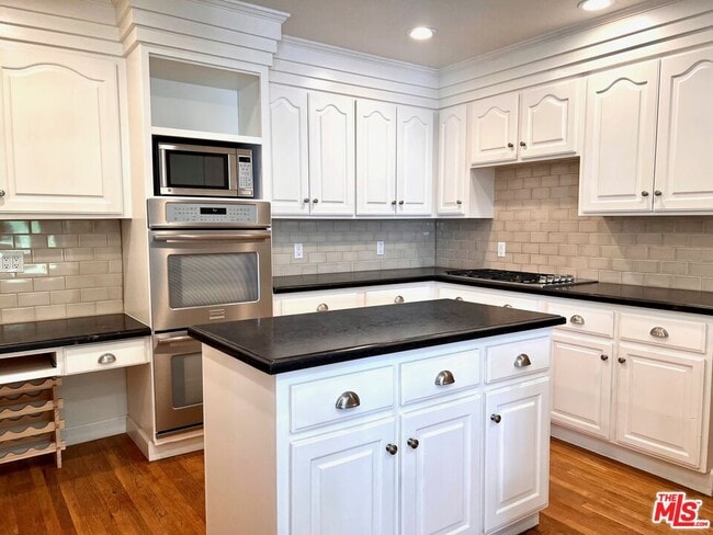 Building Photo - 401 Kings Rd