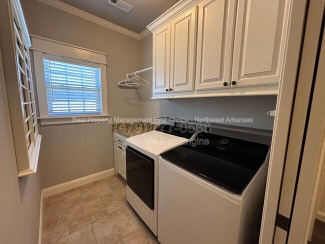 Building Photo - 1919 Sicily Ave