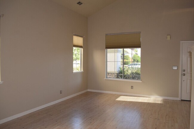 Building Photo - 1608 Poppy Cir