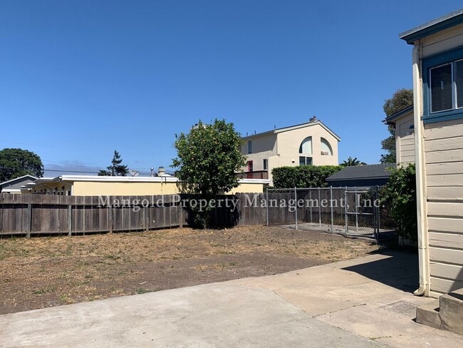 Building Photo - Beautiful Victorian Style 3-Bedroom Home C...