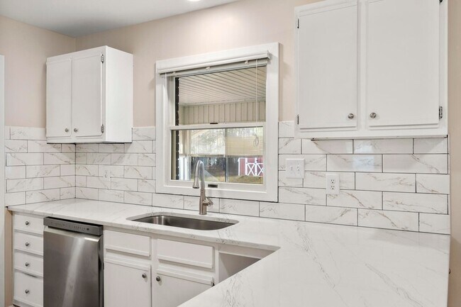 Building Photo - 298 Summerset Ln