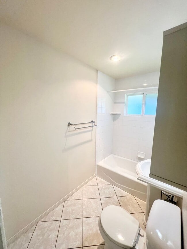 Building Photo - La Playa 1 bedroom, 1 bath Steps to Bay & Point Loma Village