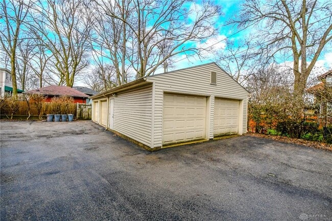 Building Photo - 121 E Schantz Ave
