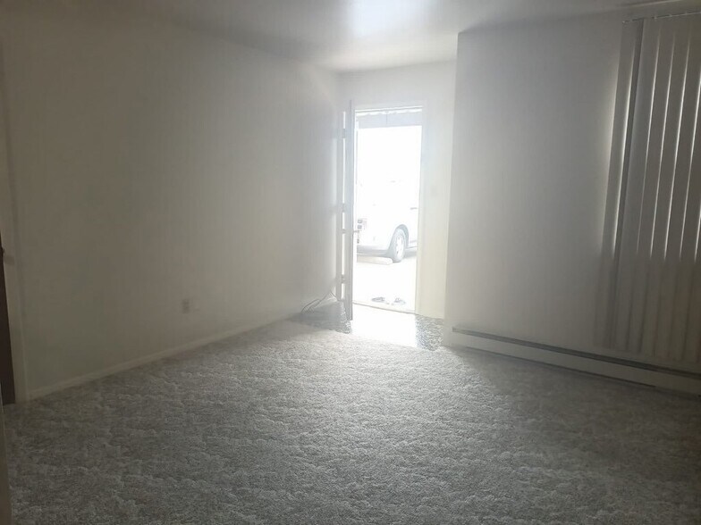 Building Photo - 655 Portis St