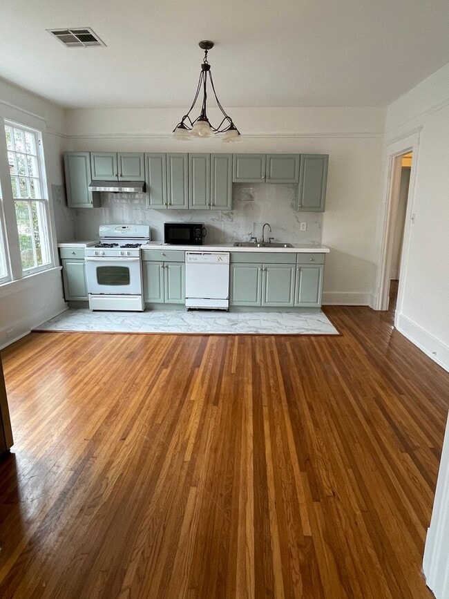 Building Photo - Huge 4BD/2.5BA with Sunroom and Backyard