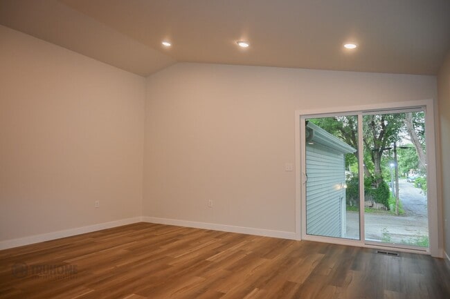 Building Photo - *RENT SPECIAL* Spacious 4 Bed, 2 Bath Sing...