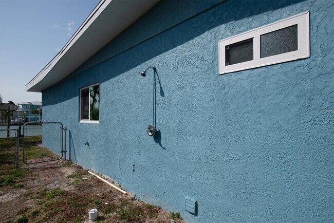 Building Photo - 404 Normandy Rd