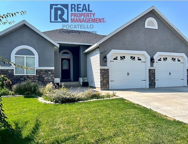 Building Photo - Beautiful 6 Bedroom 3 Bath house - 2 Car Garage - 6 month lease