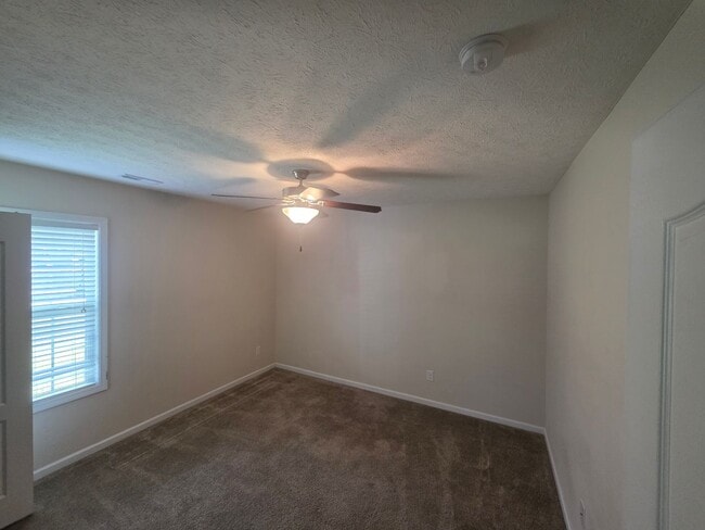 Building Photo - Nice 3 bedroom, 2 bath home with 2 car gar...