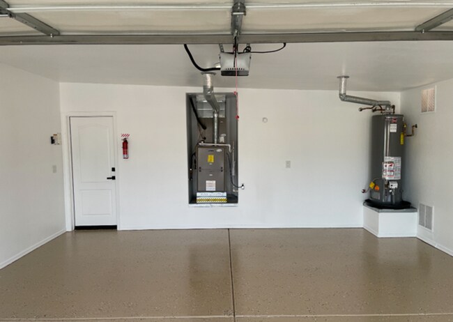 Building Photo - Convenient gated community