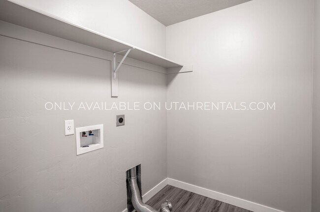 Building Photo - 1936 N Geneva Rd