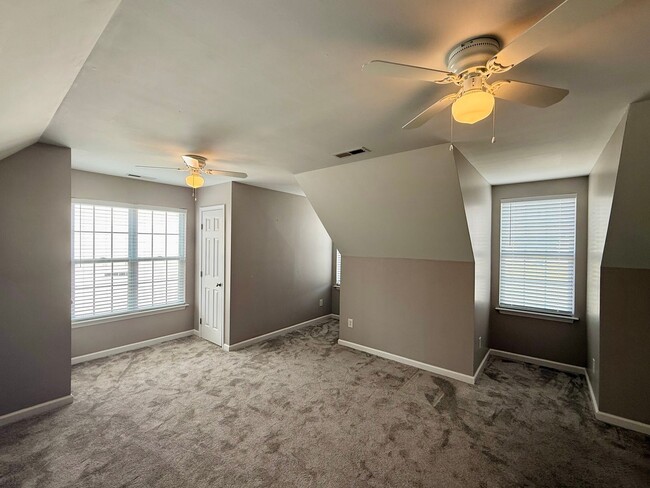 Building Photo - Three bedroom, 2.5 bath house with additio...