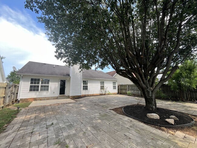 Building Photo - FRESHLY UPDATED RENTAL W/ FIREPLACE & FENC...