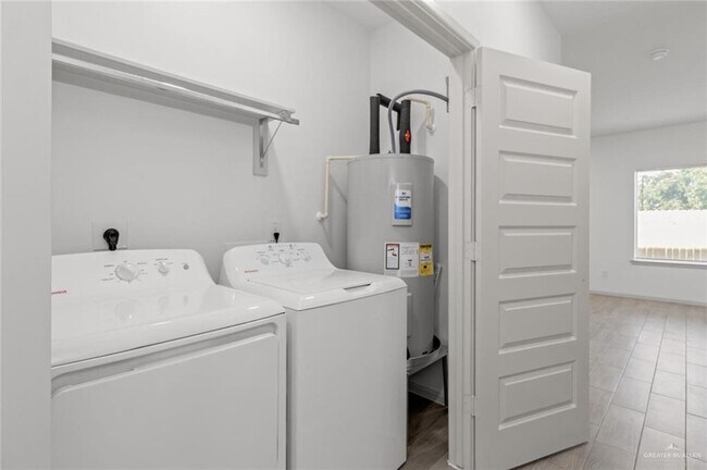 Building Photo - 14 Shavano Dr