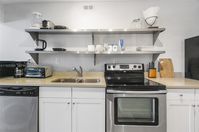 Building Photo - 100 Lincoln Rd