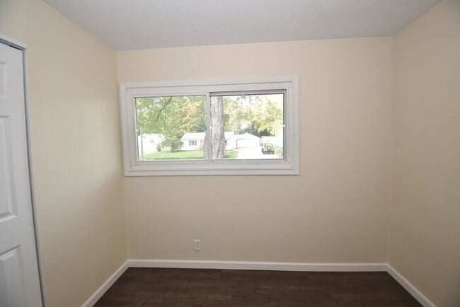 Building Photo - Elkhart North West- 3 bedroom ranch with d...