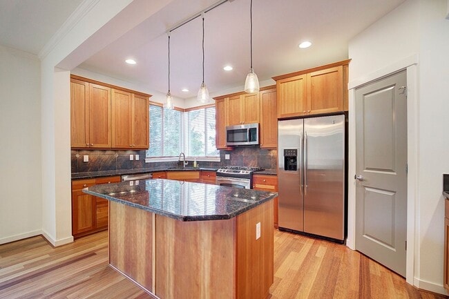 Building Photo - 3Bd/2.5Ba Issaquah Home