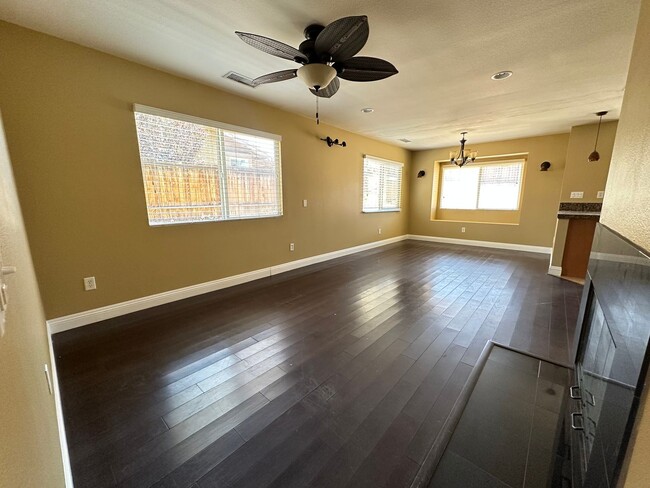 Building Photo - Welcome to this 4 bed 2 bath home!