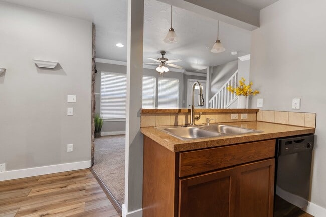 Building Photo - 2 bedroom Townhome