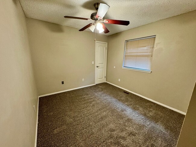 Building Photo - 3 bed 2 bath house with garage