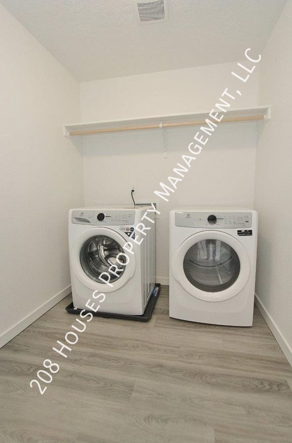 Building Photo - Modern townhouse in a Cozy Community. 50% ...