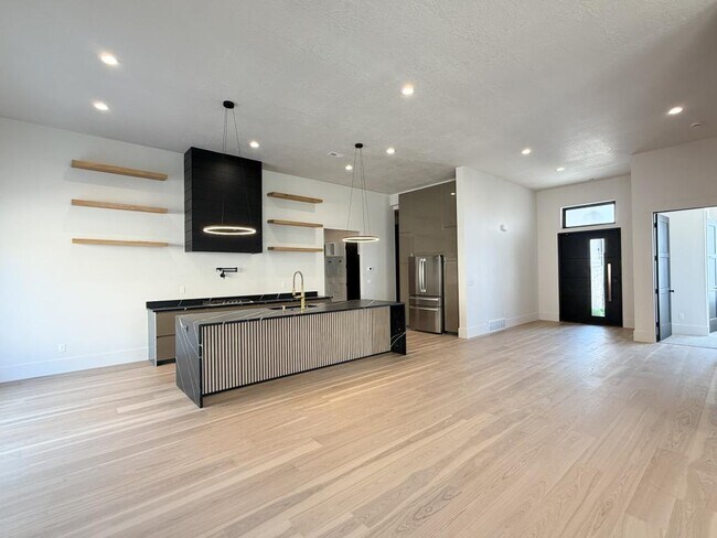Building Photo - 188-3550 3550 N