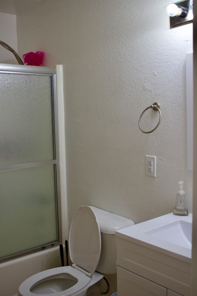 Building Photo - Charming 2 Bedroom, 1 Bath Private Single-...