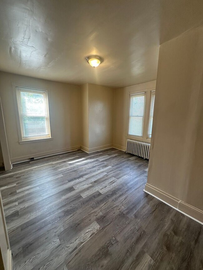 Building Photo - Large 3 bed, 2 full bath