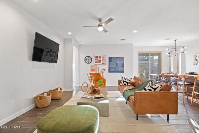 Building Photo - 245 Emerald Tower Dr