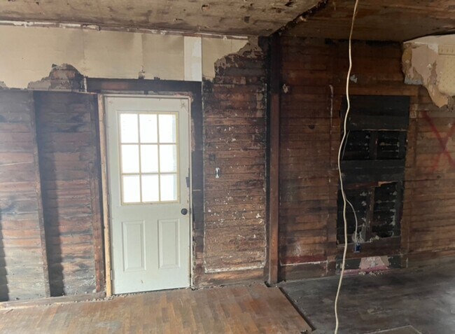 Building Photo - Handy Man Special! - $290 MONTH / $300 DOWN