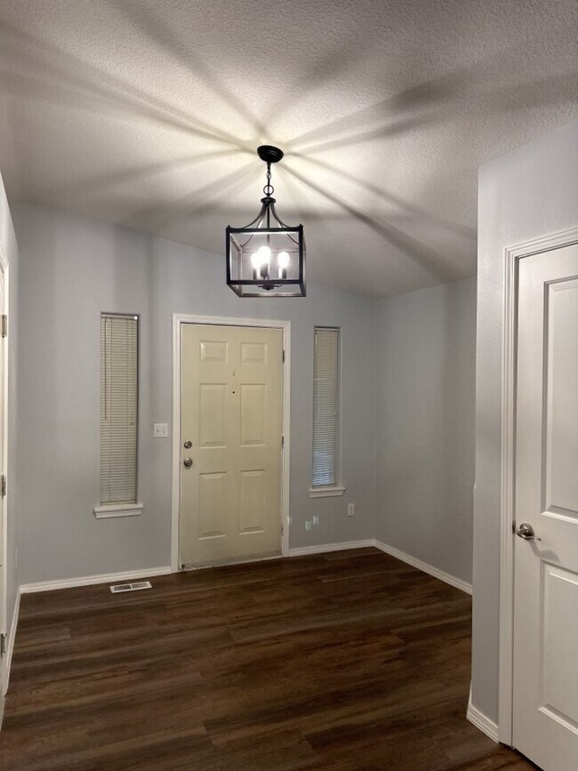 Building Photo - Charming 2 Bedroom Townhome