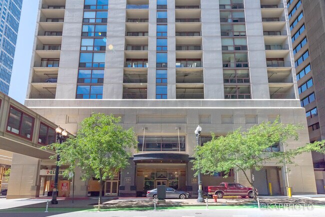 Primary Photo - 200 N Dearborn St