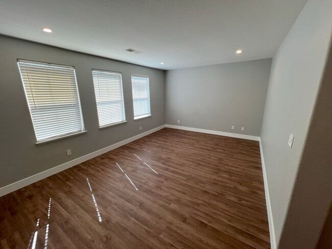 Building Photo - 1654 Lone Oak Trail