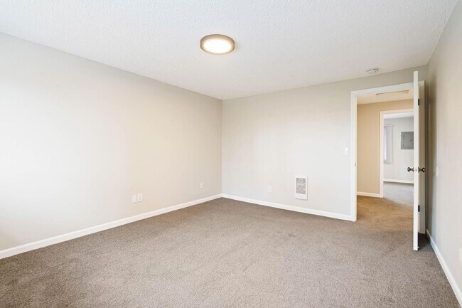 Building Photo - $500 off 1st month! Clean, welcoming 2-bdrm/1.5 bath unit in Milwaukie. Private patio, quiet loca...