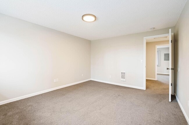 Building Photo - Clean, spacious 2-bdrm/1.5-bath unit in Milwaukie. Private patio, quiet location, designated parking